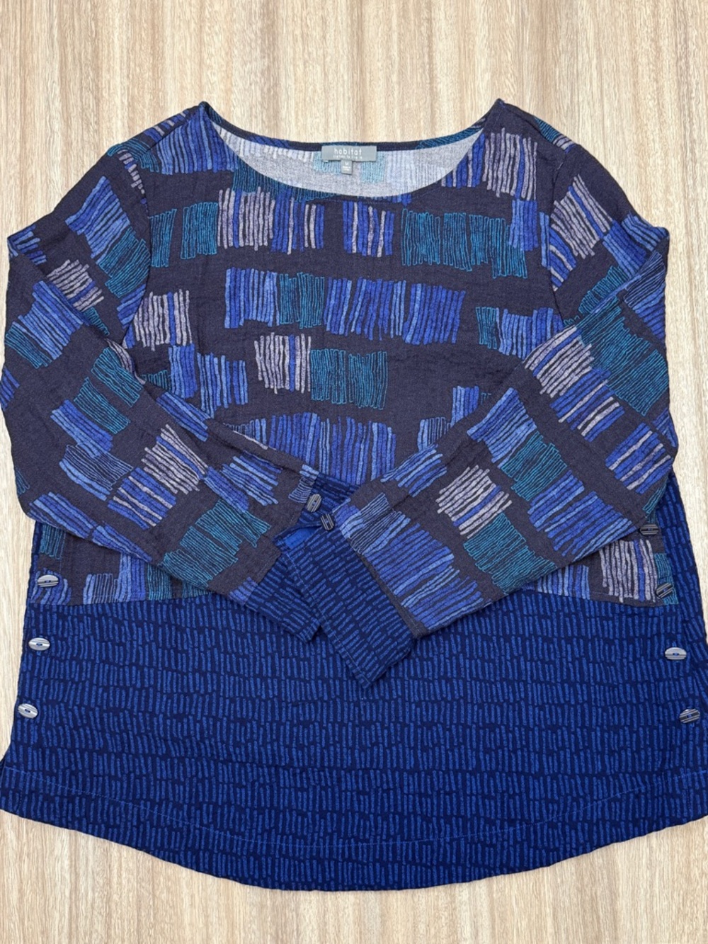 Habitat Patch Hi Long Sleeve Blouse / Tee Size Medium Blue Pattern